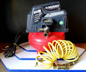 lot 323 image: Husky 1 Gallon 100 Max PSI Fp202900 Air Compressor - WORKS GREAT