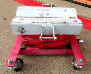 lot 327 image: PORTABLE SCISSOR LIFT ON CASTERS