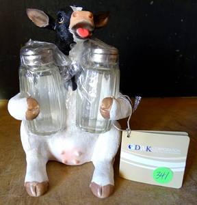 lot 341 image: UDDERLY ADORABLE MOO COW SALT & PEPPER HOLDER - NEW WTAGS