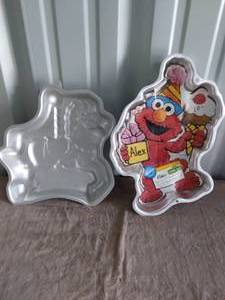 lot 13 image: Selection of 2 Wilton Cake Pans-Horse Carousel and Elmo