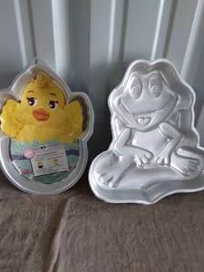 lot 14 image: Selection of 2 Wilton Cake Pans-Baby Chick and Frog