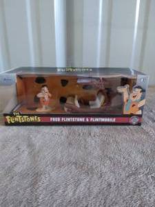 lot 23 image: Jada Fred Flintstone and The Flintmobile--Diecast 132 Scale
