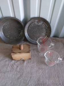 lot 97 image: Lot of Vintage Kitchen Items--2 Mrs Smiths Melo Rich Pie Pans, 2 Pyrex Measuring Cups and 1 Wooden Butter Mold--See Pics