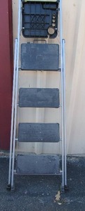 lot 3 image: 6ft 4 step, step ladder, great condition, perfect for small jobs around the house
