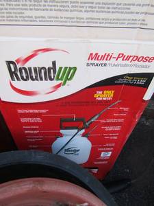 lot 13 image: Round up multi purpose sprayer, various planters, used miracle grow, various bird feeders