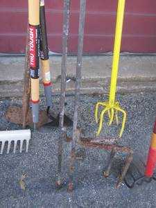 lot 17 image: sheppards hooks for plants qty 2, hand dirt tiller, garden hos and more
