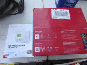 lot 21 image: Utilitech Humidity sensing unit NIB, Honeywell Home thermastat non programable NIB