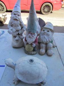 lot 39 image: Yard dcor includes Noams and a turtle