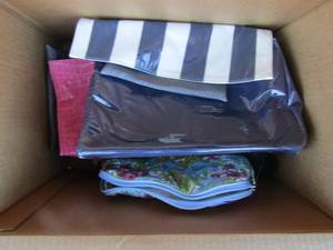 lot 43 image: Various travel bags for personal items and make- up