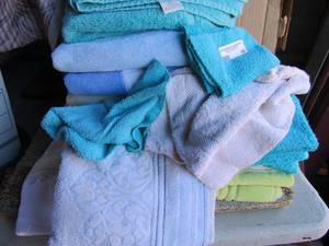 lot 44 image: New and used lot of hand towels and bath towels, face towels, various colors