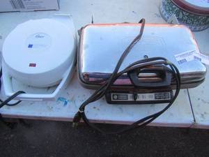 lot 51 image: Oster waffle maker, GE electricdouble waffle maker