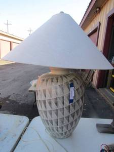lot 62 image: 32in Grey and White very nice table lamp in great condition