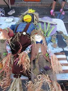 lot 74 image: Holiday yard dcor includes, scarecrows, easter eggs, American flag, fall leafs
