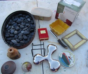 lot 87 image: Various home dcor includes, pic frame, dcor stones, plate stand, and more
