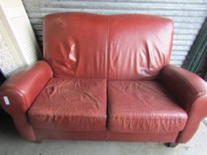 lot 91 image: Maroon love seat, good condition just has a few scratches from what appears to be a cat
