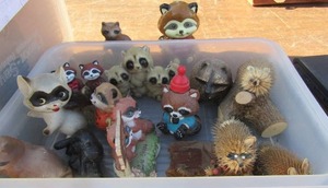 lot 106 image: various small raccon dcor includes a raccon candle, enesco raccon dcor and more