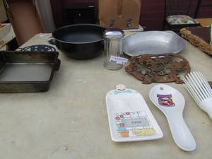 lot 118 image: kitchen lot includes a spoon rest, sugar canister, ingenio pan non stick, pie pan, and more