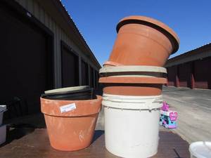 lot 157 image: Large lot of outdoor flower pots, 1 western style ceramic plant pot, clear glass vase flower display with various rocks inside
