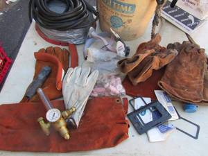 lot 185 image: Victor welding gauge, welding gloves, welding hose, welding hose fittings