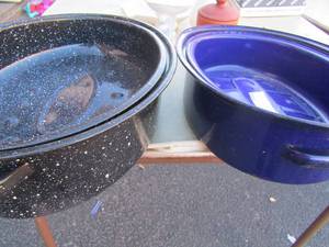 lot 191 image: Black speckled covered roasting pan, Dark blue covered roasting pan both like new
