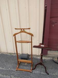 lot 230 image: blonde wooden quilt rack in good condition, wooden coat rack