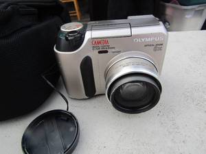 lot 240 image: Olympus CamediaC-720 ULTRA ZOOM 8X  camera with case, used unknown working condition