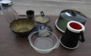 lot 257 image: Coveredcake plate, clear glass mixing bowl, various other kitchen items