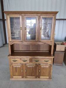 lot 40 image: Very Nice 2 piece Lighted Dining Room Hutch 78x52x17