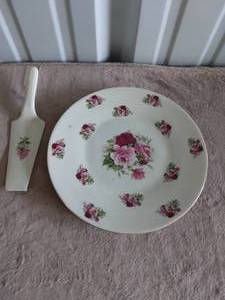 lot 45 image: Very Nice Formalities Serving Spatula and Plate--Plate is 10 12 Diameter