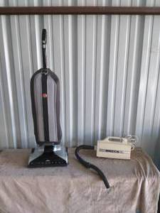 lot 50 image: Lot of 2 Vacuum Cleaners--Very Nice--Hoover wind tunnel technology and Oreck--Both Work