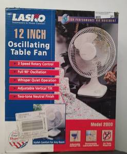 lot 21 image: LASKO 12 INCH OSCILLATING TABLE FAN IN BOX AS SHOWN.