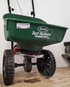 lot 23 image: SCOTTS TURF BUILDER EDGEGUARD MINI SPREADER AS SHOWN.
