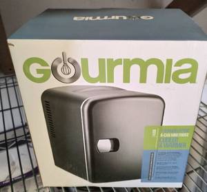 lot 27 image: GOURMIA 4-LITER THERMOELECTRIC 6-CAN COOLER & WARMER IN BOX AS SHOWN. SEE PICTURES