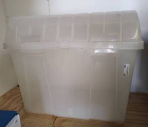 lot 28 image: LARGE SIZE CLEAR PLASTIC CONTAINER WITH HINGED LID AS SHOWN.