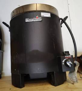 lot 32 image: CHAR-BROIL THE BIG EASY OIL LESS TURKEY FRYER AS SHOWN.