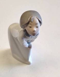 lot 87 image: VINTAGE LLADRO DAISA 1977 FIGURE AS SHOWN. CHECK IT OUT