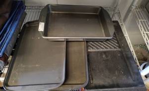 lot 93 image: LOT OF BAKING SHEETS AND GRIDDLE AS SHOWN.