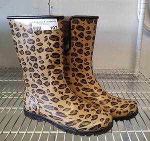 lot 107 image: SPERRY TOP-SIDER RAIN BOOTS IN STYLE SHOWN. SIZE 9.