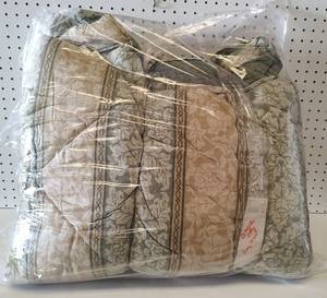 lot 125 image: HOME TRENDS KING SIZE COMFORTER IN STYLE SHOWN.