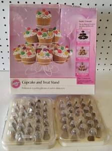 lot 132 image: LOT OF BAKING ACCESSORIES AS SHOWN.