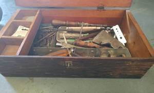 lot 143 image: WOODEN TOOL BOX WITH CONTENTS INCLUDING VINTAGE TOOLS AS SHOWN.