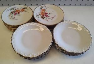 lot 189 image: VINTAGE SALADMASTER ESTATE PORZELLAN BAVARIA GERMANY SAUCERS IN DESIGNS SHOWN.