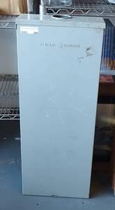 lot 206 image: GENERAL ELECTRIC BREAKER BOX AS SHOWN.
