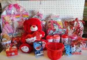 lot 231 image: LOT OF VALENTINES ITEMS AS SHOWN.