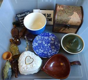 lot 249 image: MISCELLANEOUS DECOR AND COLLECTIBLES AS SHOWN.