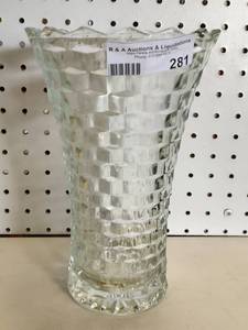 lot 281 image: PATTERNED GLASS VASE AS SHOWN.