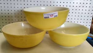 lot 288 image: (3) LARGE PYREX BOWLS AS SHOWN. (SOLD 3 X THE MONEY)
