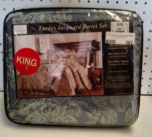 lot 307 image: KING SIZE LURDES JACQUARD DUVET SET AS SHOWN.
