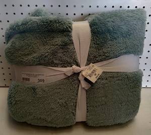lot 309 image: BRAND NEW JC PENNY HOME BLANKET AS SHOWN.