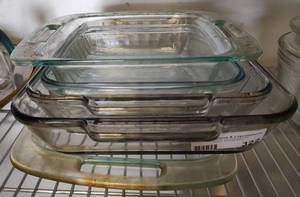 lot 322 image: ASSORTED GLASS OVEN  BAKEWARE AS SHOWN.